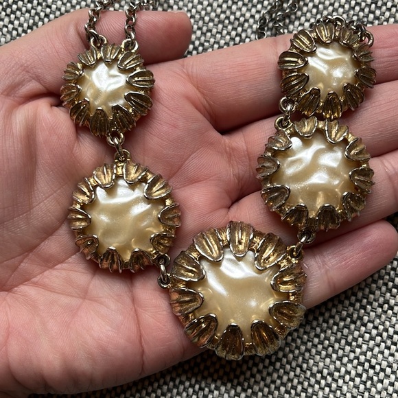 ✨ Talbots Sun Burst Gold and Pearl-like cabochon Statement Necklace ✨ - Picture 16 of 17